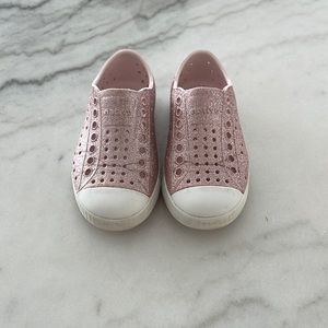 Native, Jefferson Bling Child
COLOR: Milk Pink Bling/ Shell White